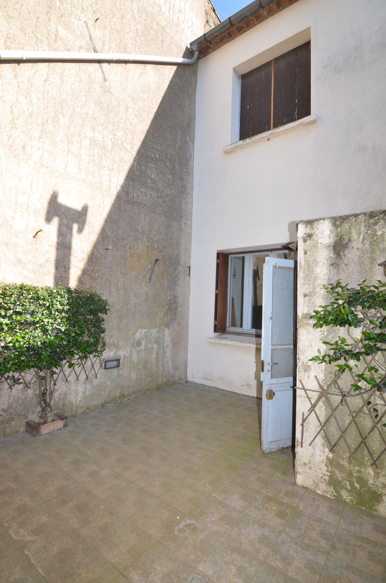 1376CA_courtyard.jpg