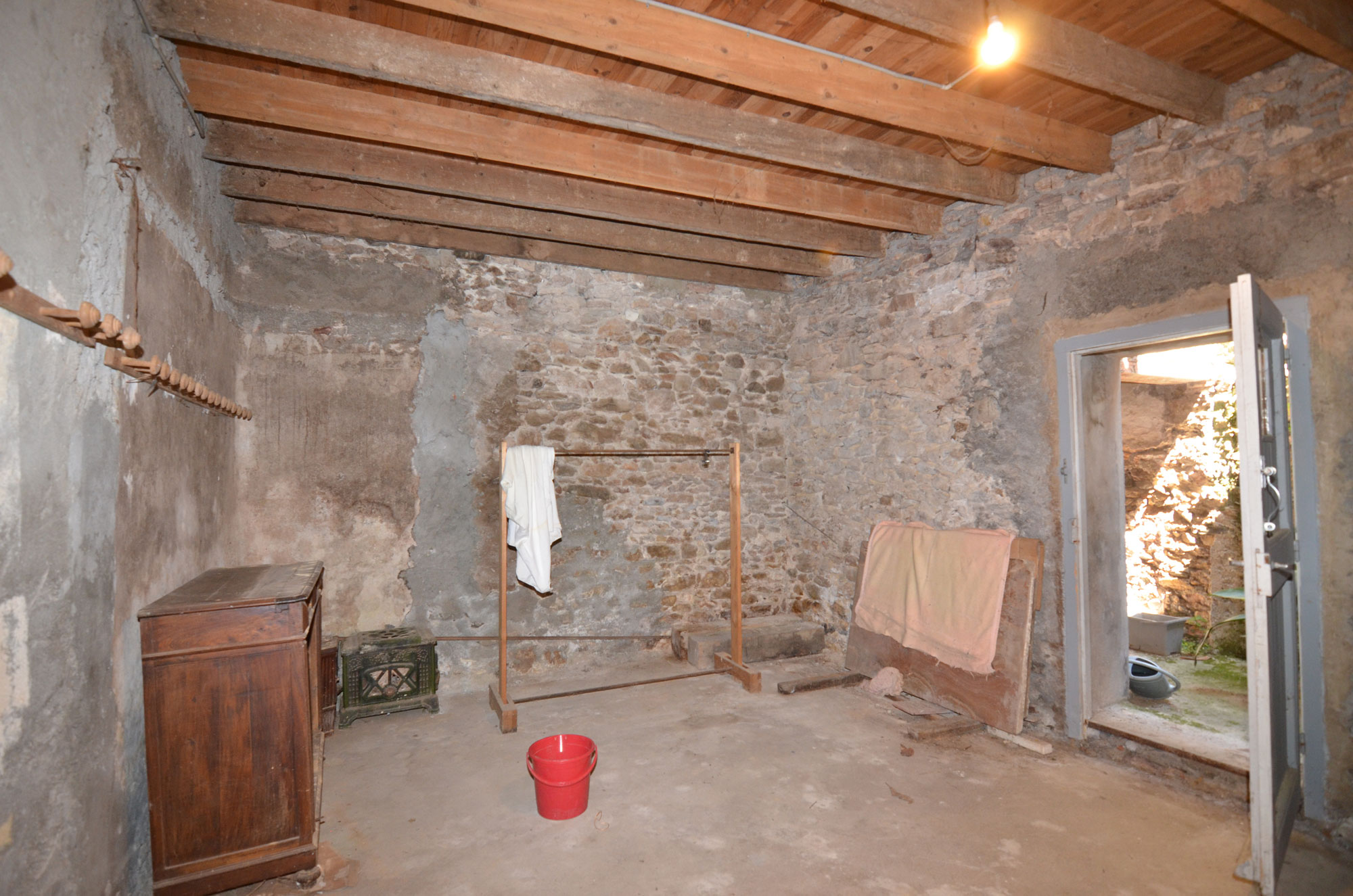 1381CA_espace_cave_vers_le_mini_cour.jpg