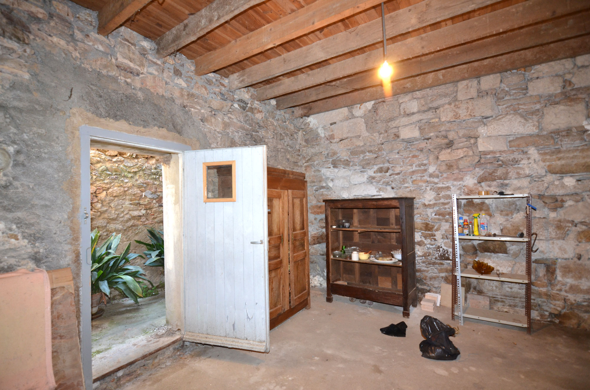 1381CA_lower_room_to_mini_courtyard.jpg