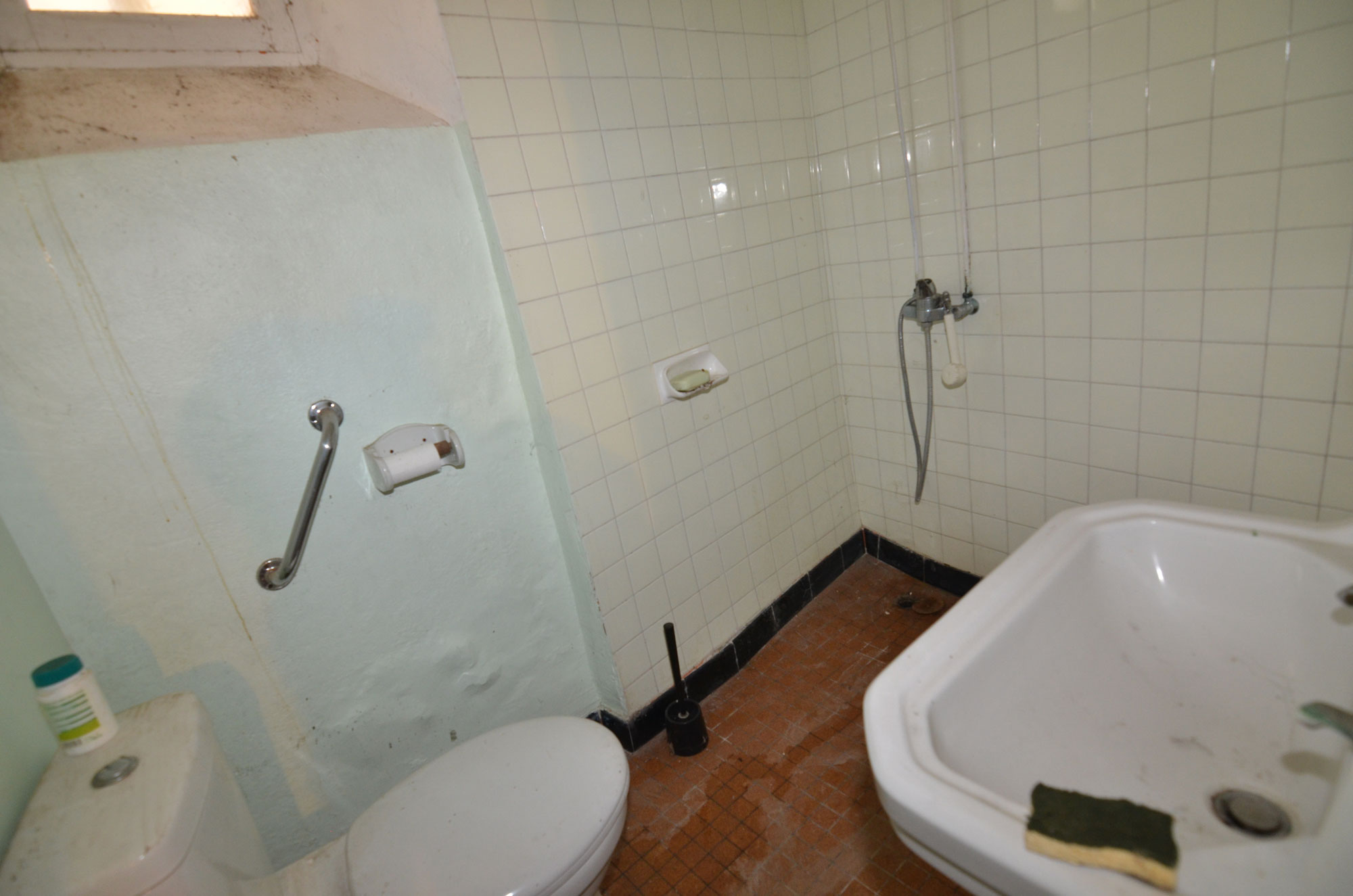 1381CA_shower_room.jpg