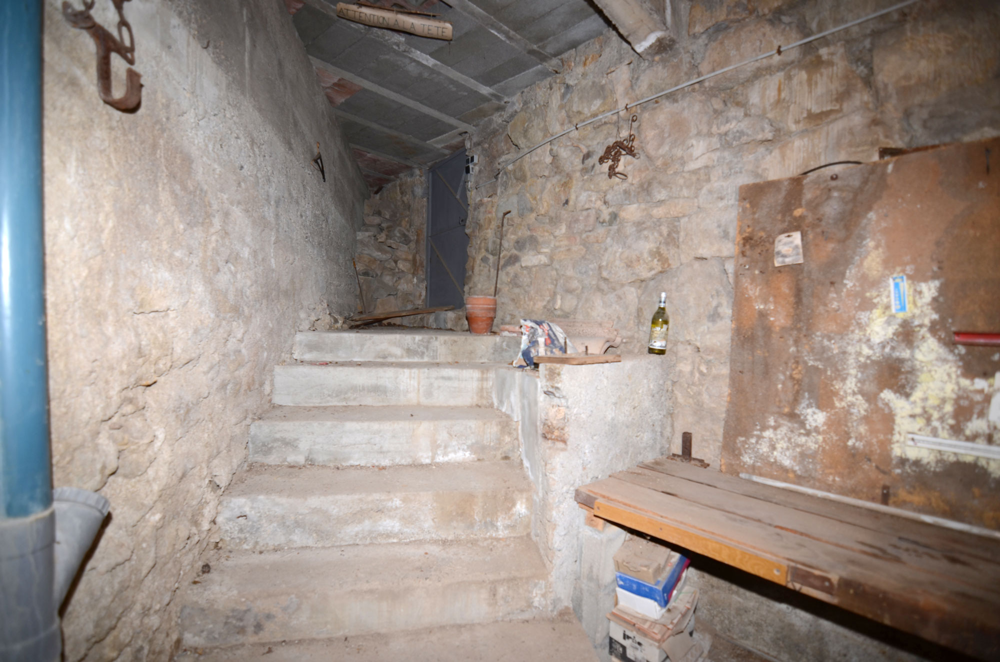 1388BI_escaliers_vers_la_remise.jpg