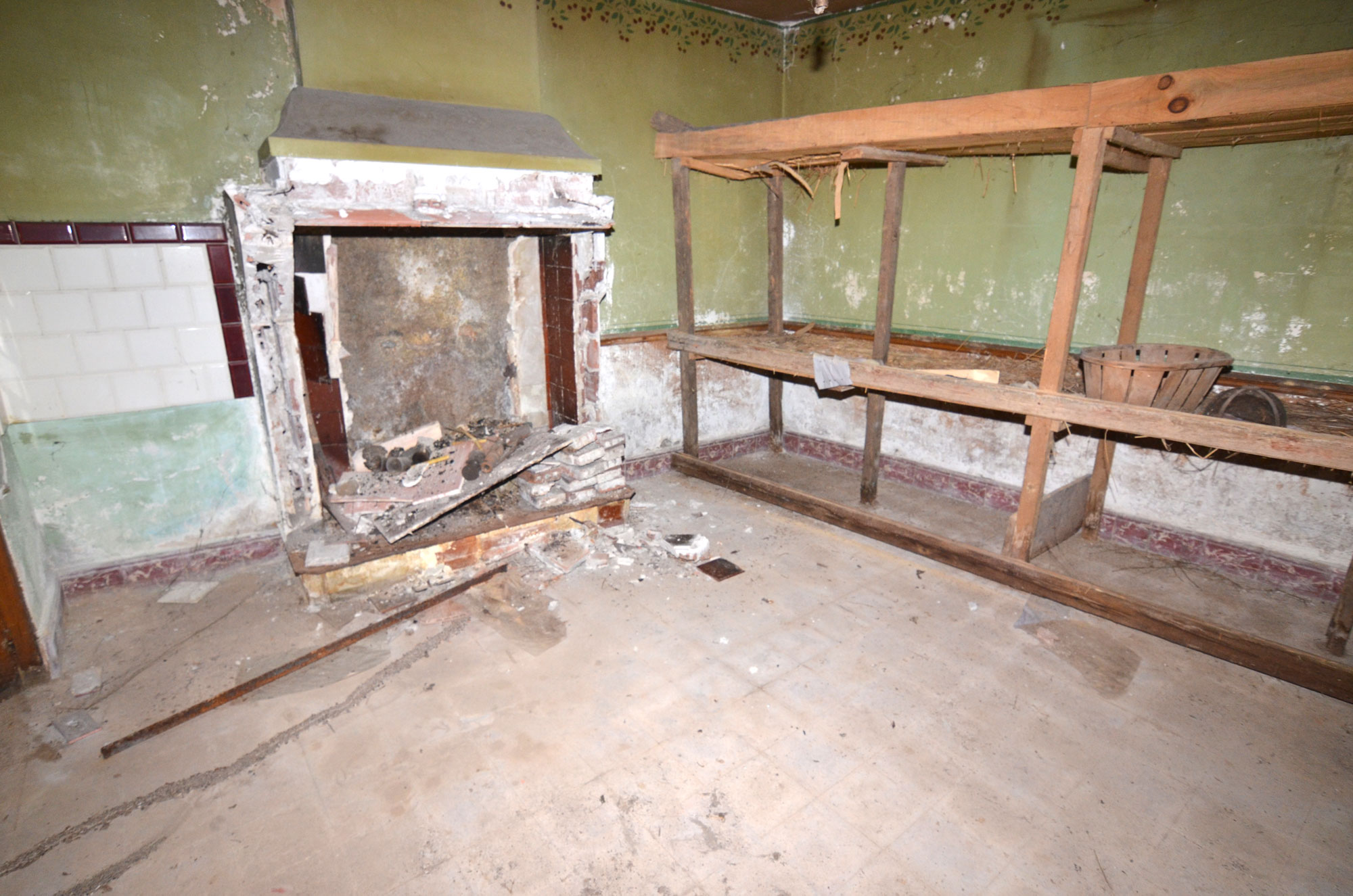 1389CA_downstairs_room.jpg